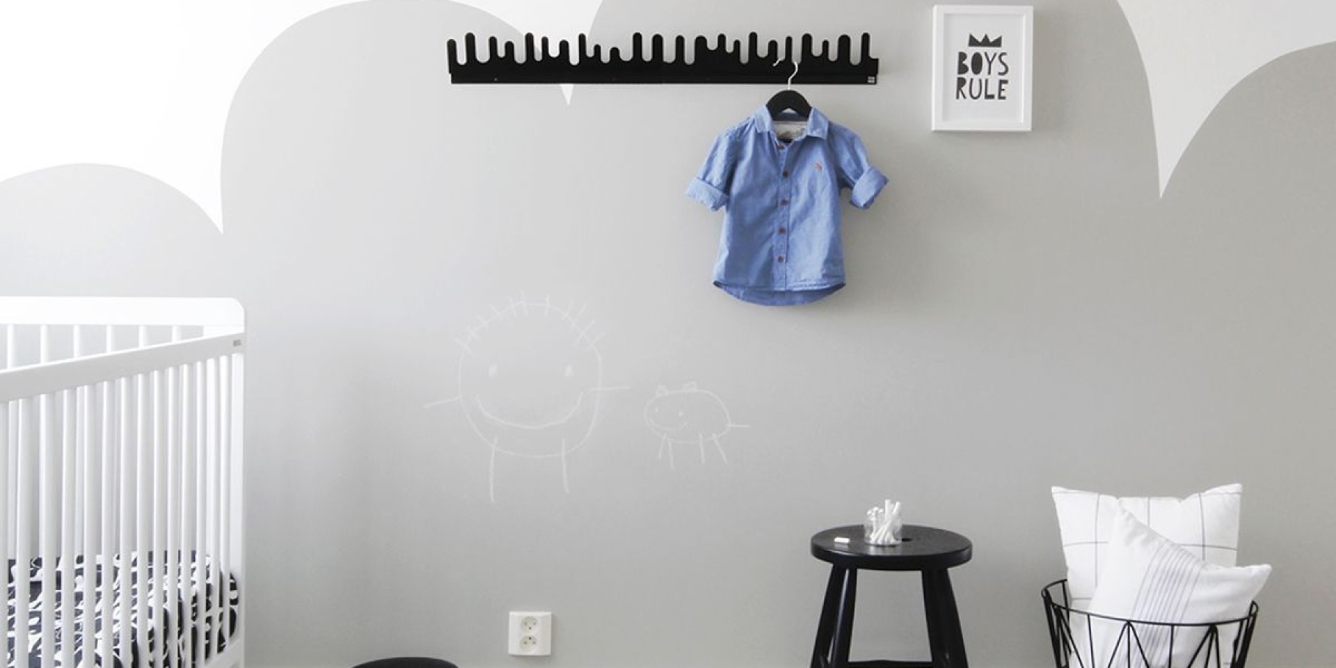 Szara ściana z farbą tablicową w pokoju dziecięcym