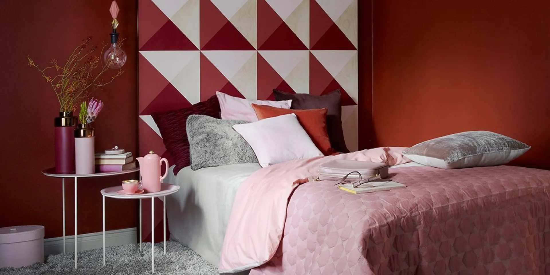 Aranżacja sypialni z temperamentem w odcieniach czerwieni