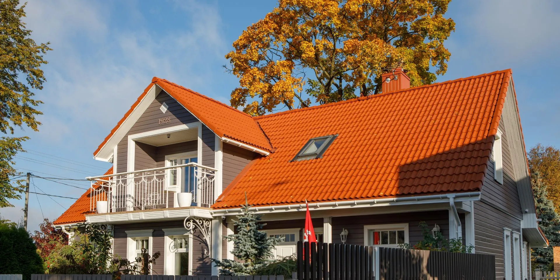 Po pomalowaniu dachu dom wygląda jak nowy