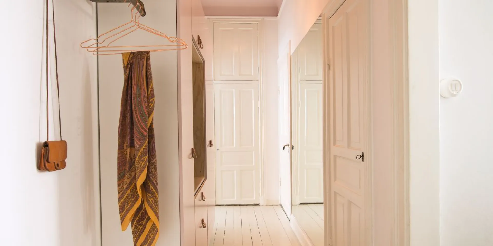 Sufit-w-przedpokoju-w-kolorze-różu