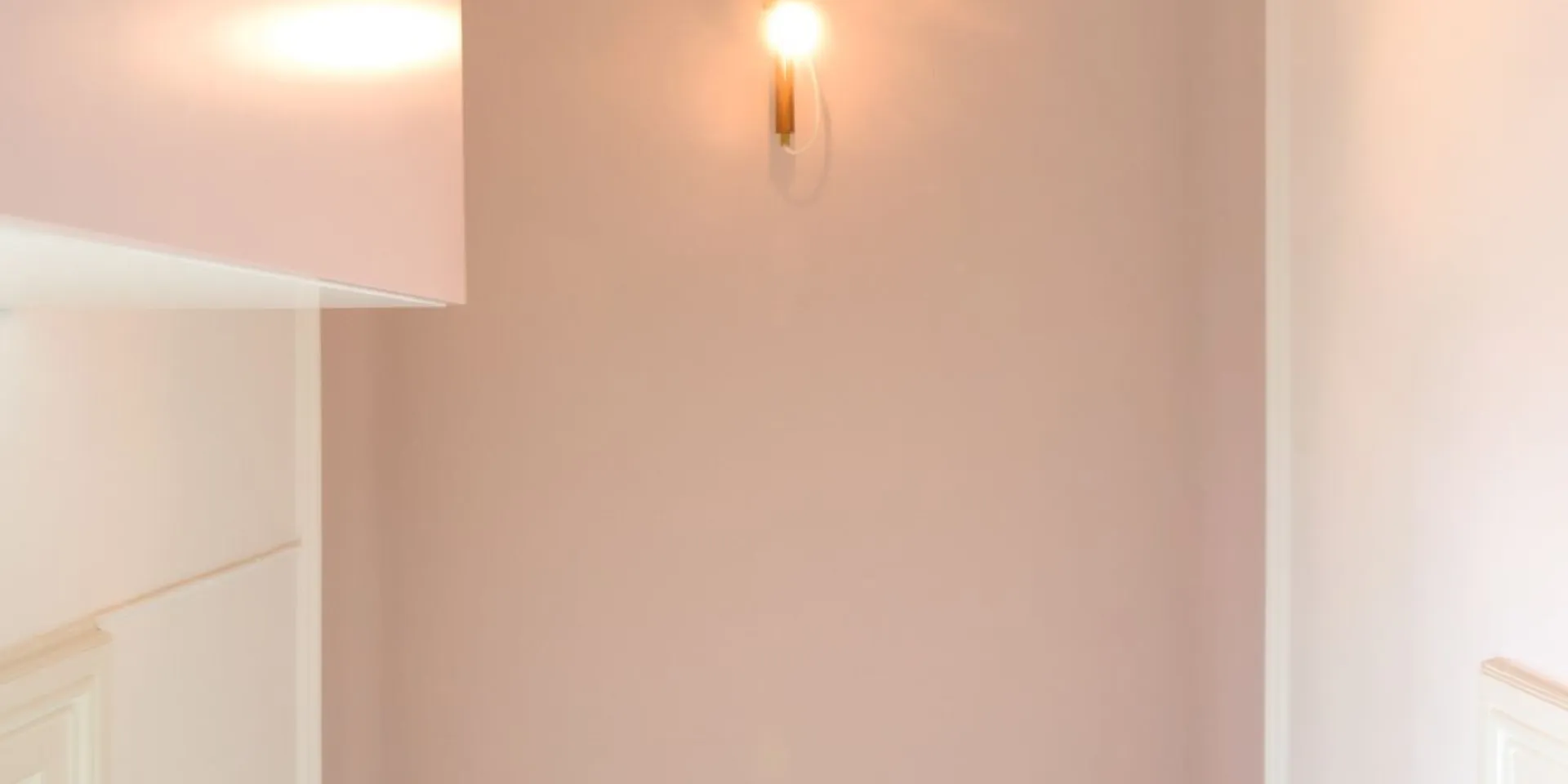 Sufit w różowym kolorze