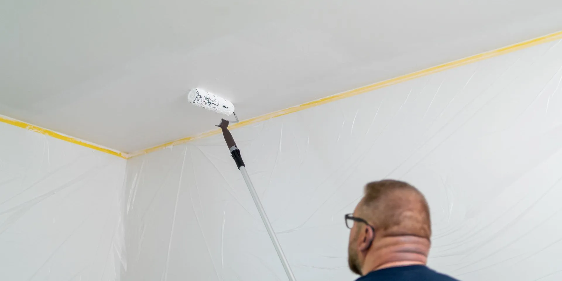 Malowanie sufitu wałkiem z teleskopowym uchwytem.