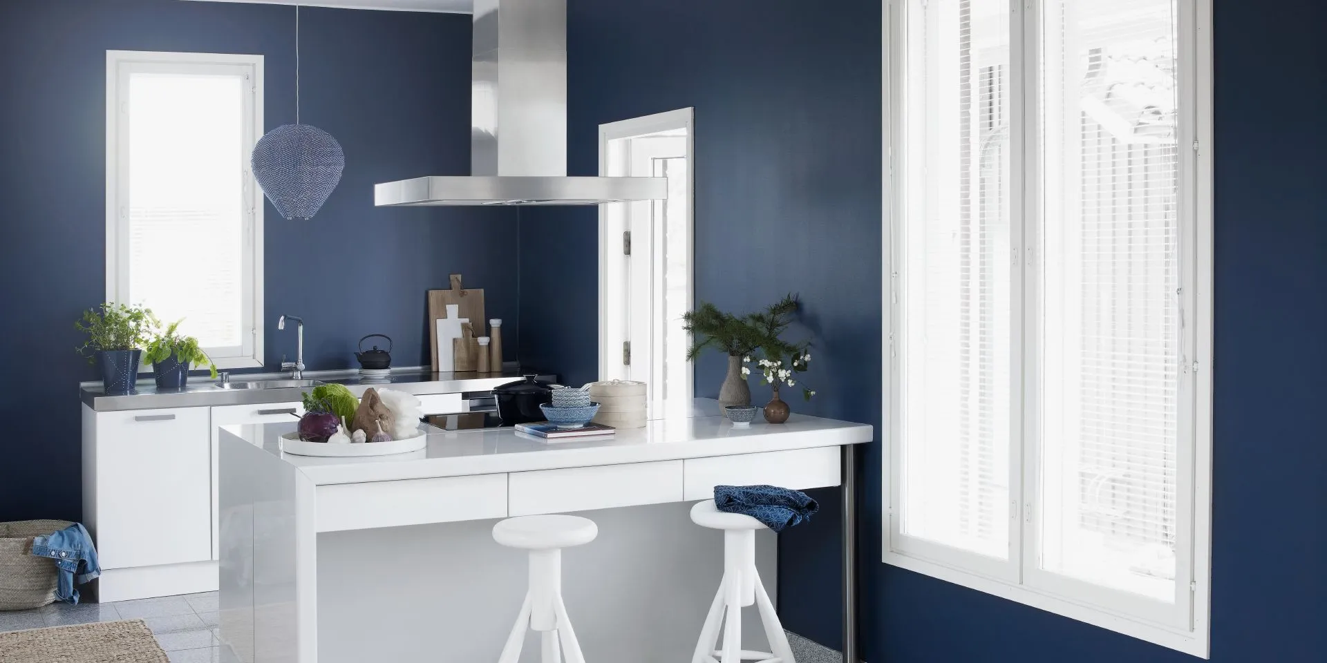 Błękitna paleta barw w stylowej aranżacji kuchni