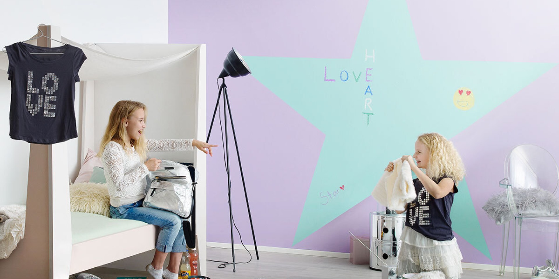 Nowoczesny pokój dziewczynki ze wzorem gwiazdy wykonanym farbą tablicową Tikkurila Liitu