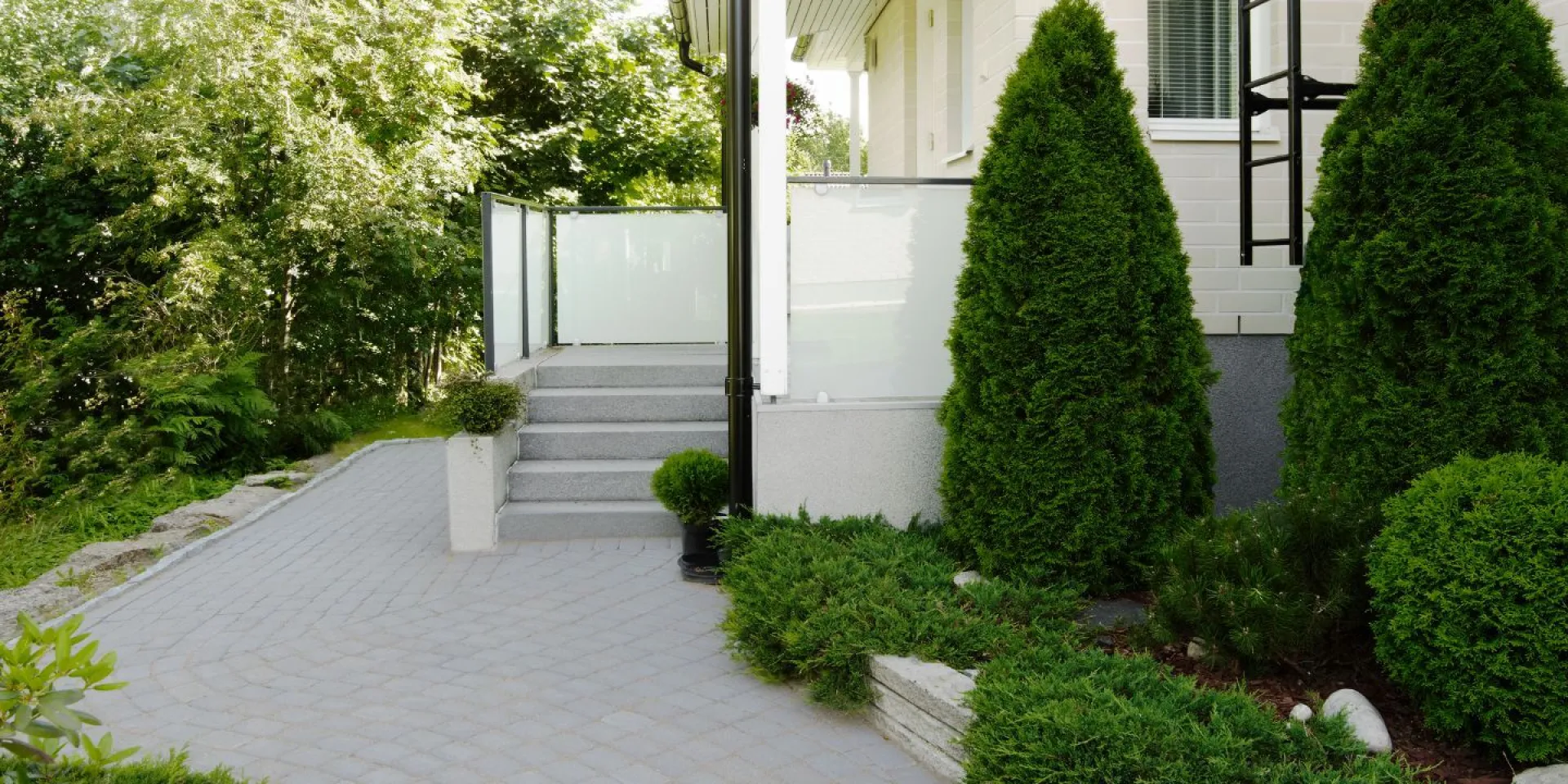 Odświeżenie koloru podjazdu dzięki farbie do kostki brukowej Tikkurila