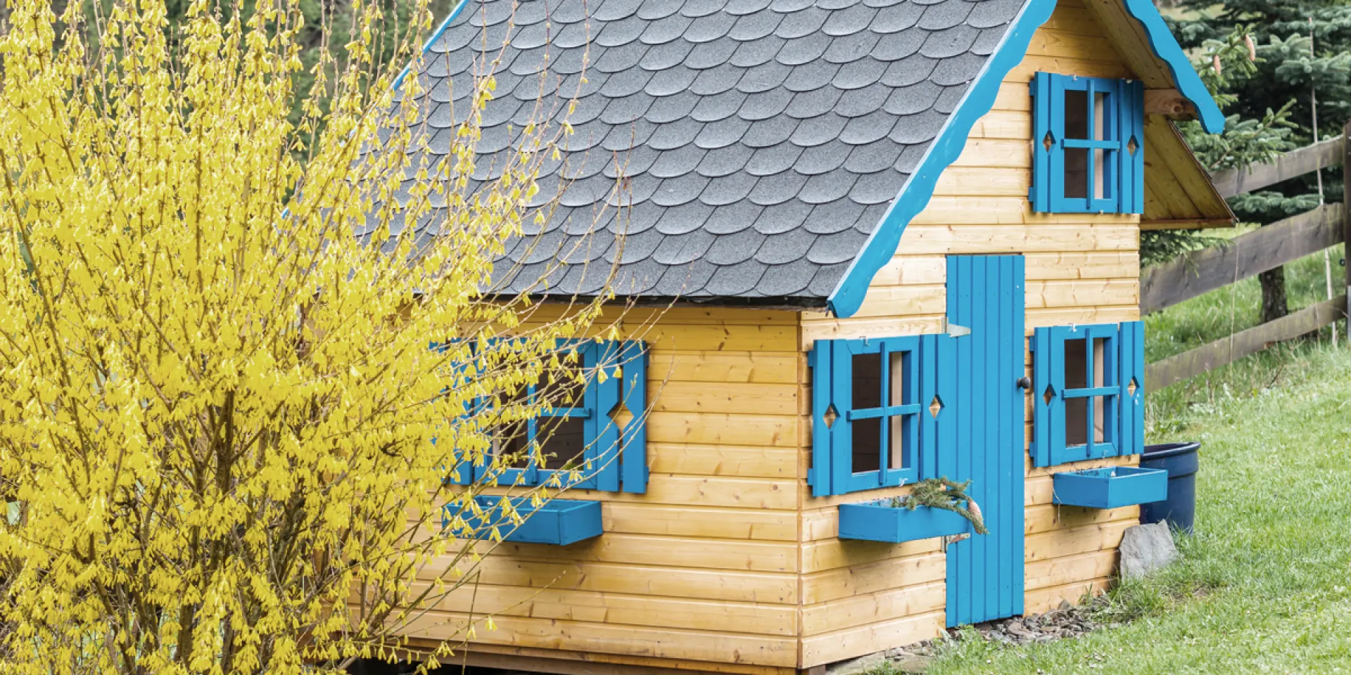 Pomysł na aranżację drewna w ogrodzie - domek dla dzieci