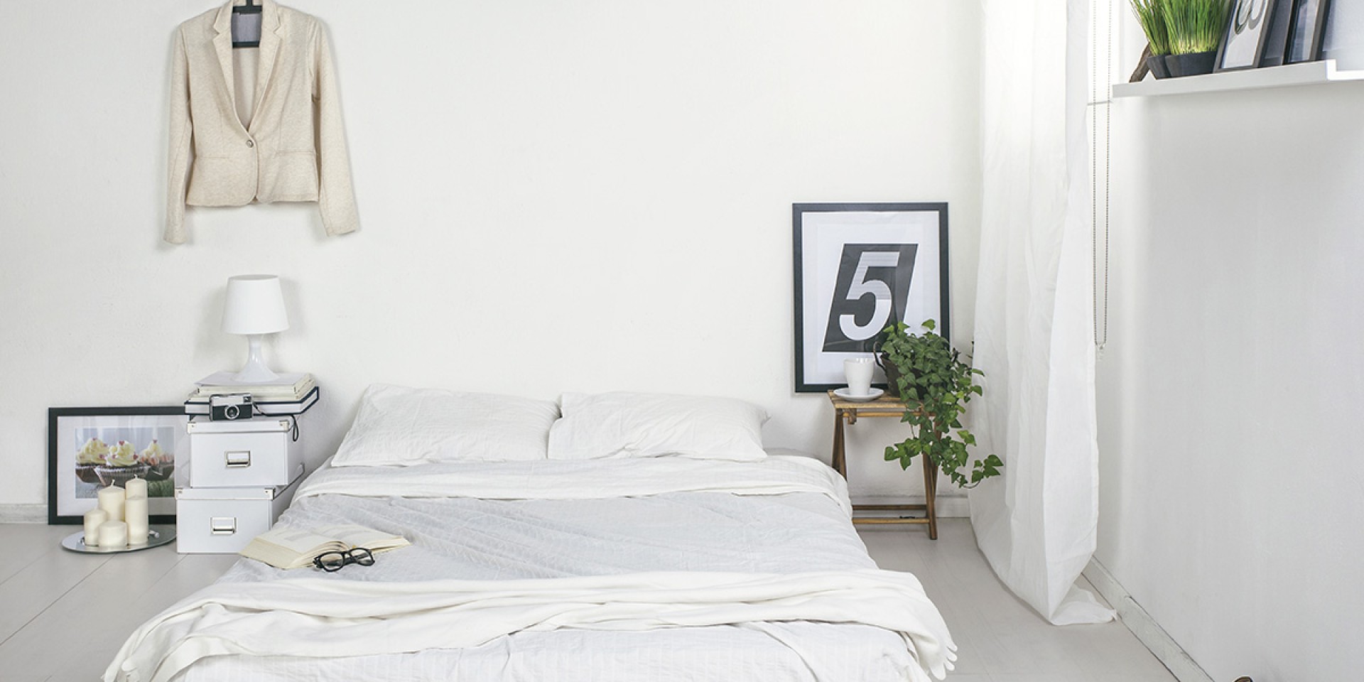 Wnętrze sypialni w skandynawskiej aranżacji z kolorem off-white Moon