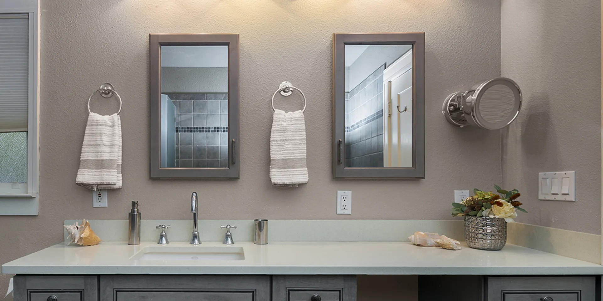 Łazienka w harmonijnym, spokojnym stylu w szarych kolorach ścian