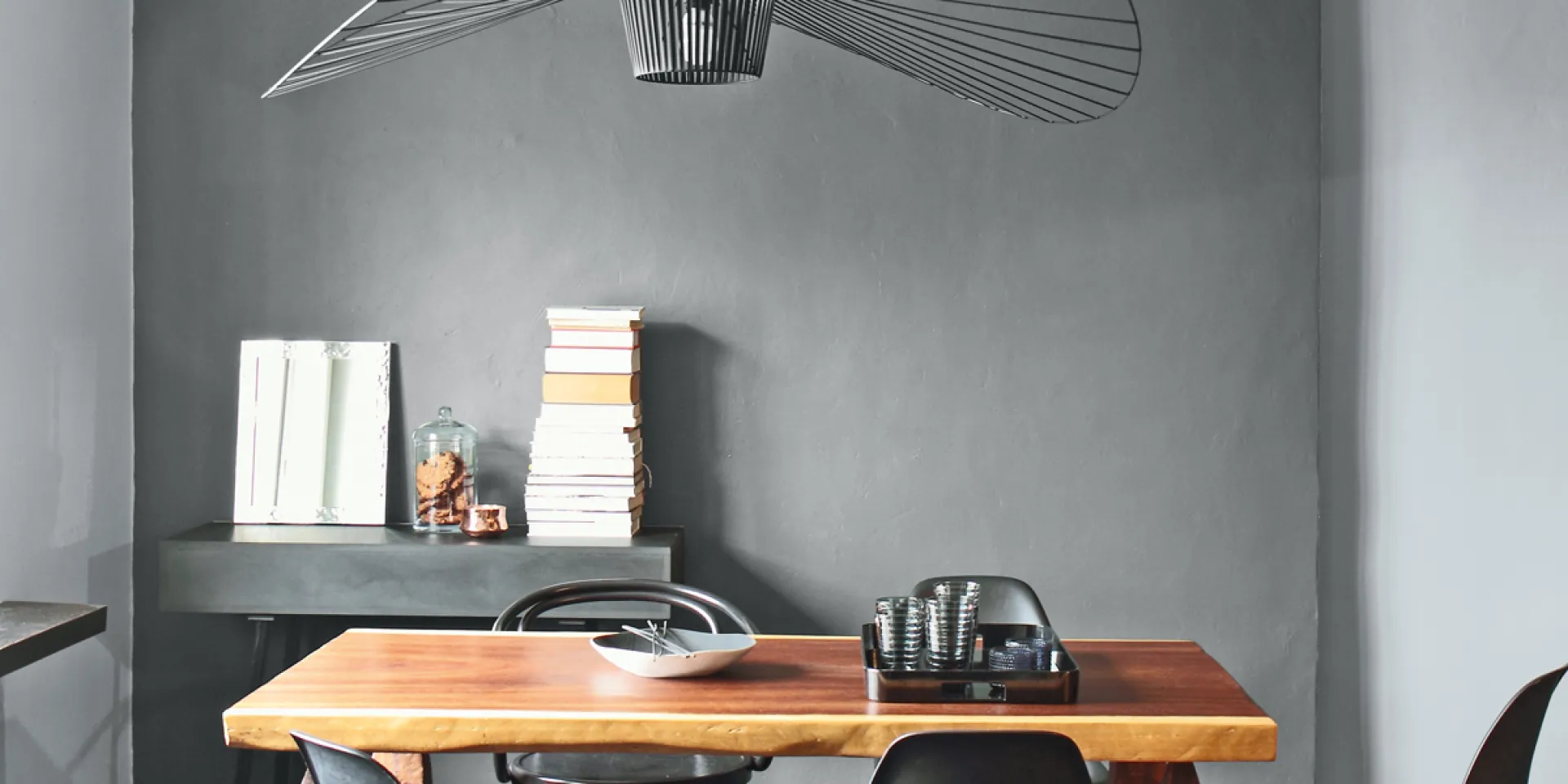 Aranżacja wnętrza z wykorzystaniem szarej palety barw Tikkurila