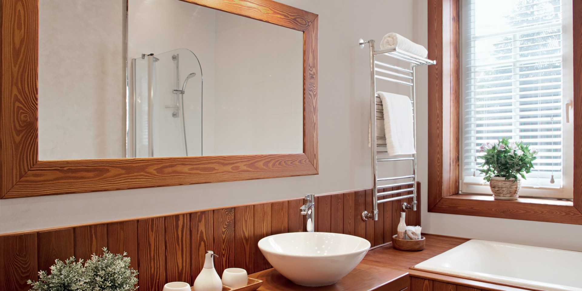 Inspiracja dla łazienki w jasnych kolorach z elementami z drewna