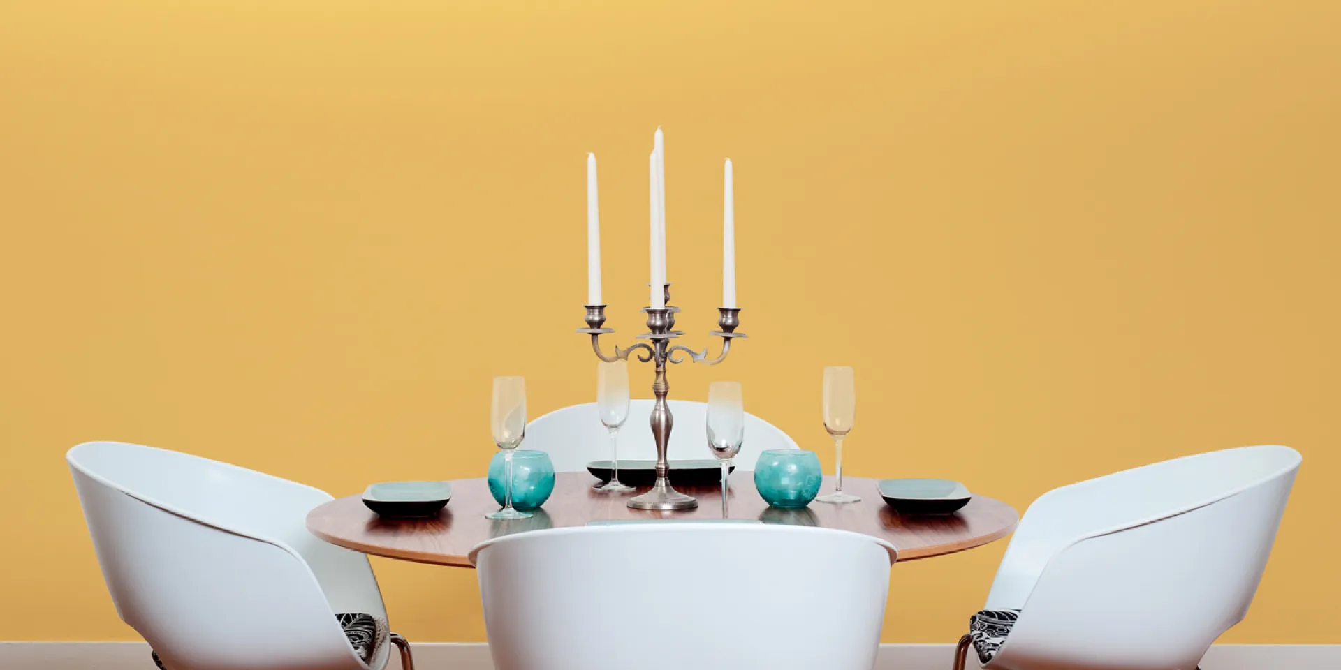 Kuchnia w słonecznej aranżacji z białymi dodatkami