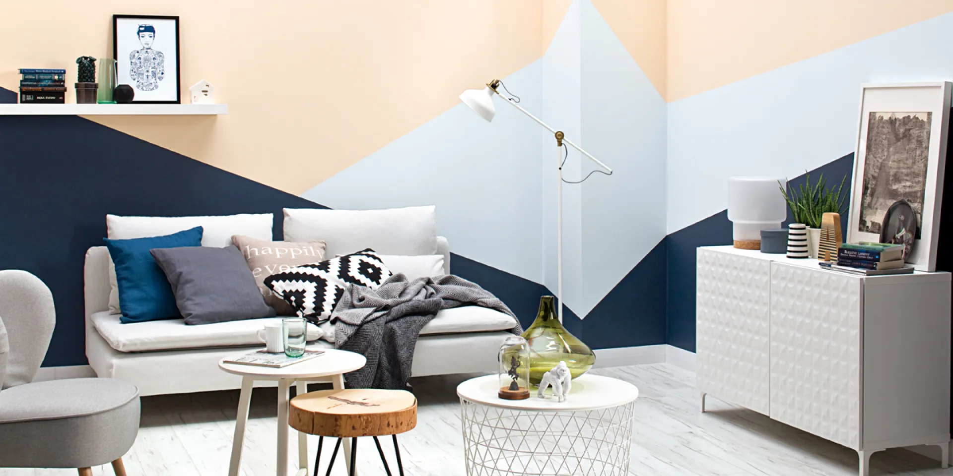 Aranżacja salonu z geometrycznymi wzorami na ścianie