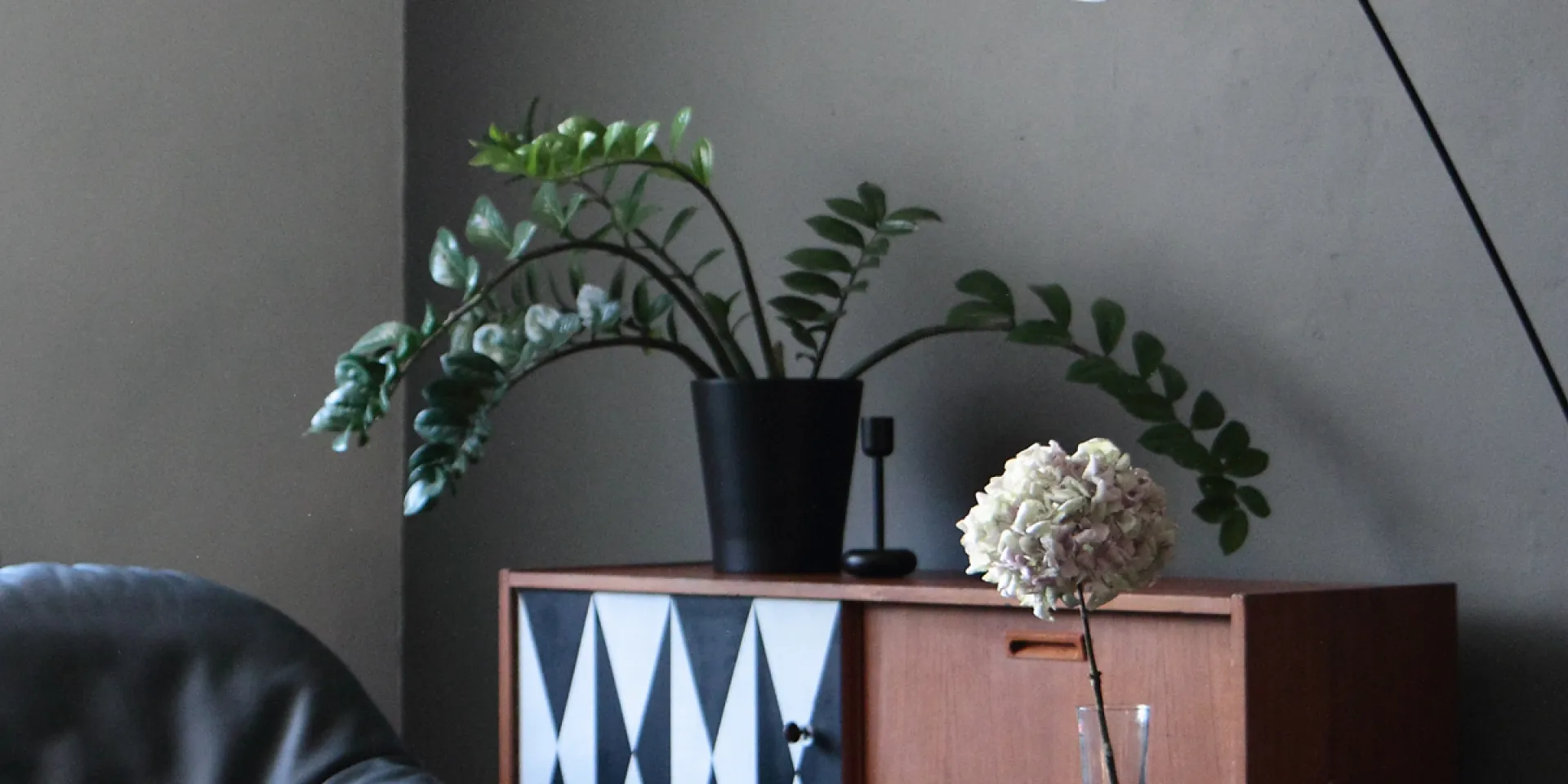 Wnętrza salonu malowane w tonacjach szarości Tikkurila Deco Grey