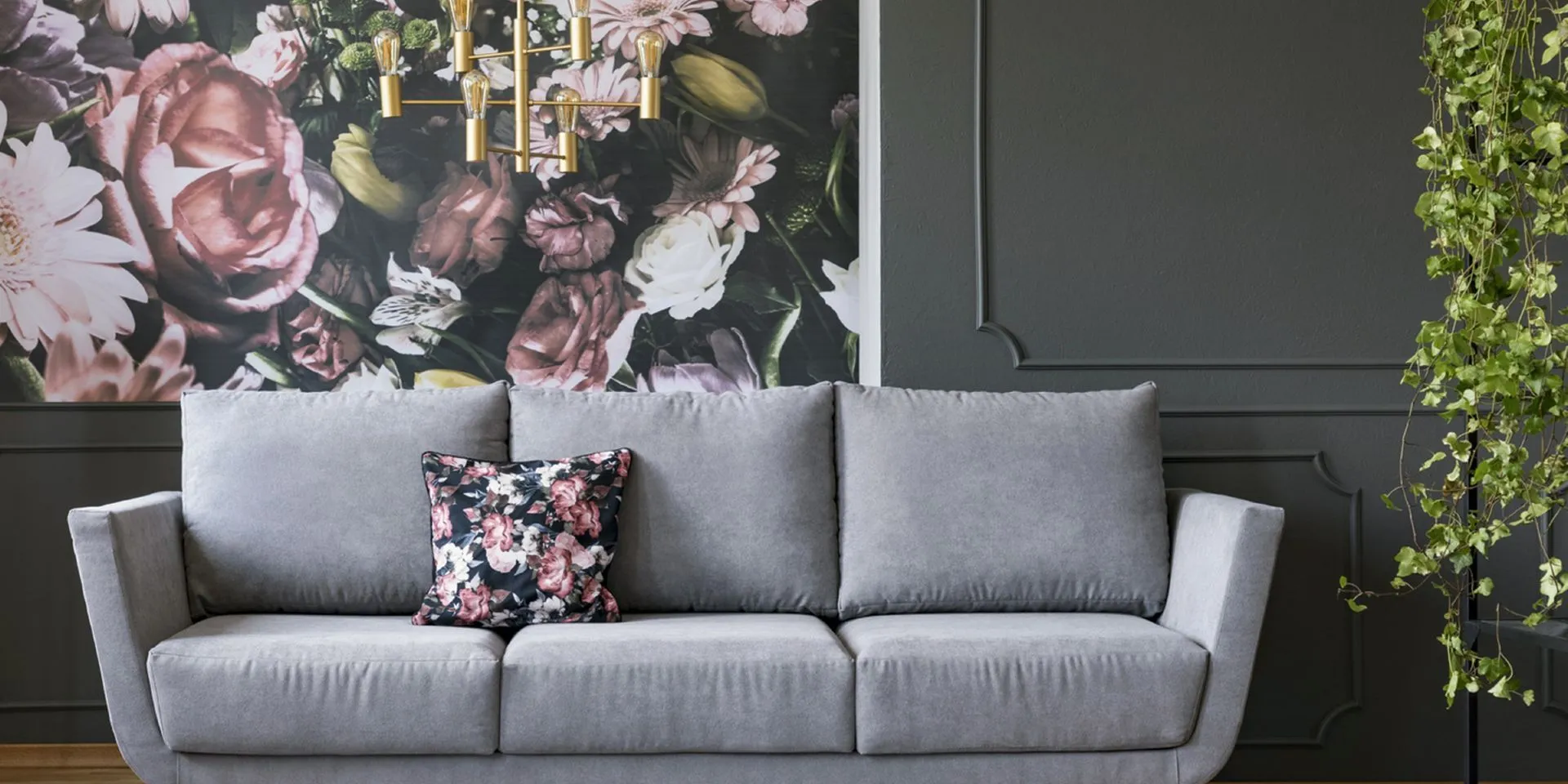 Kwiecista ściana dekoracyjna w salonie w odcieniach szarości Tikkurila Deco Grey