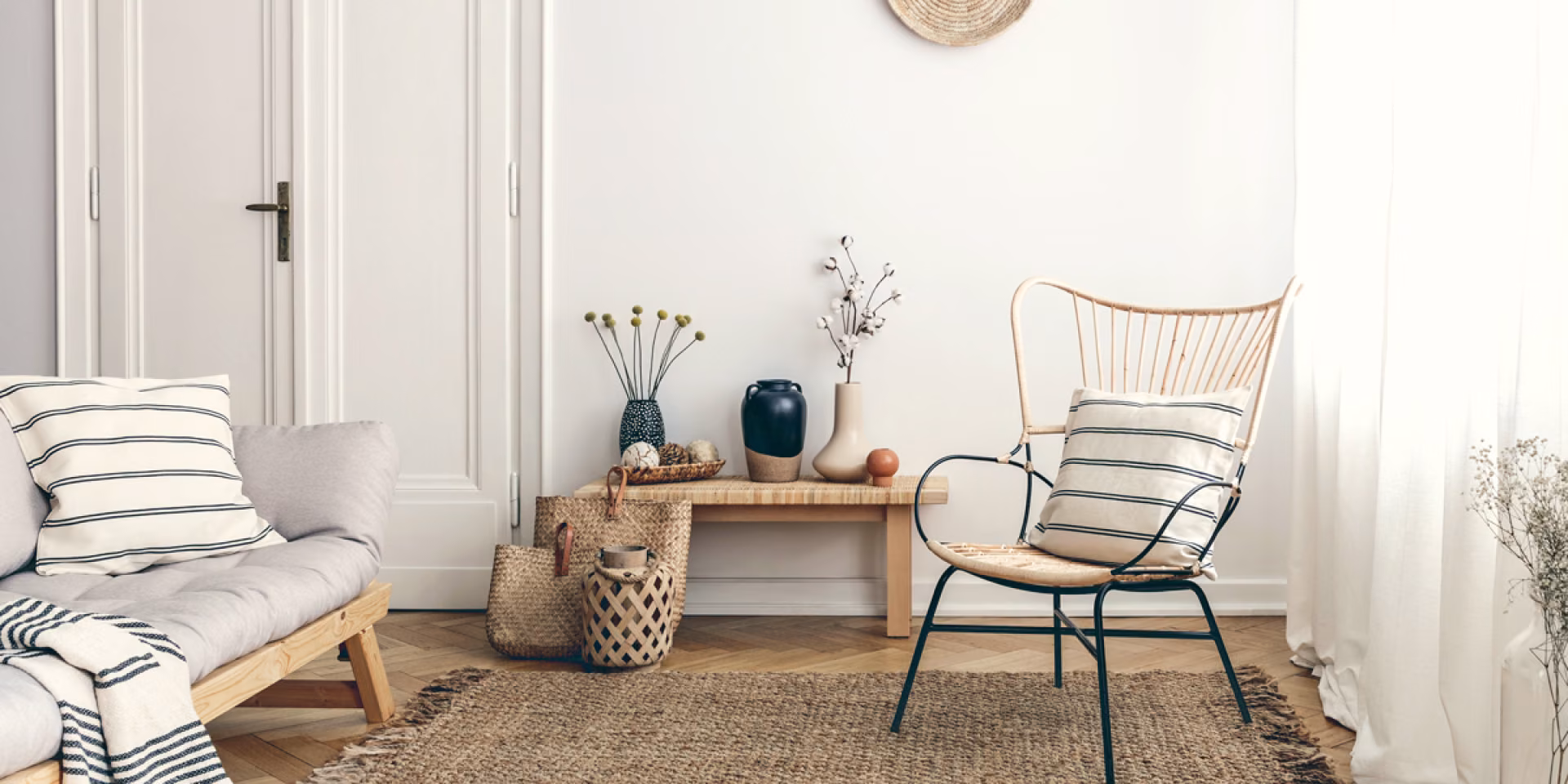 Aranżacja wnętrza w skandynawskim stylu z naturalnymi materiałami i farbą Tikkurila off-white Bone