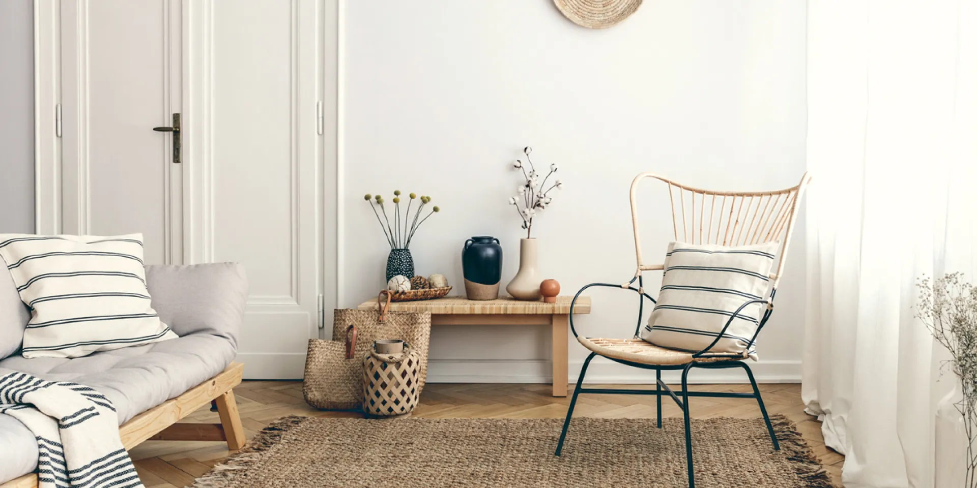 Aranżacja wnętrza w skandynawskim stylu z naturalnymi materiałami i farbą Tikkurila off-white Bone