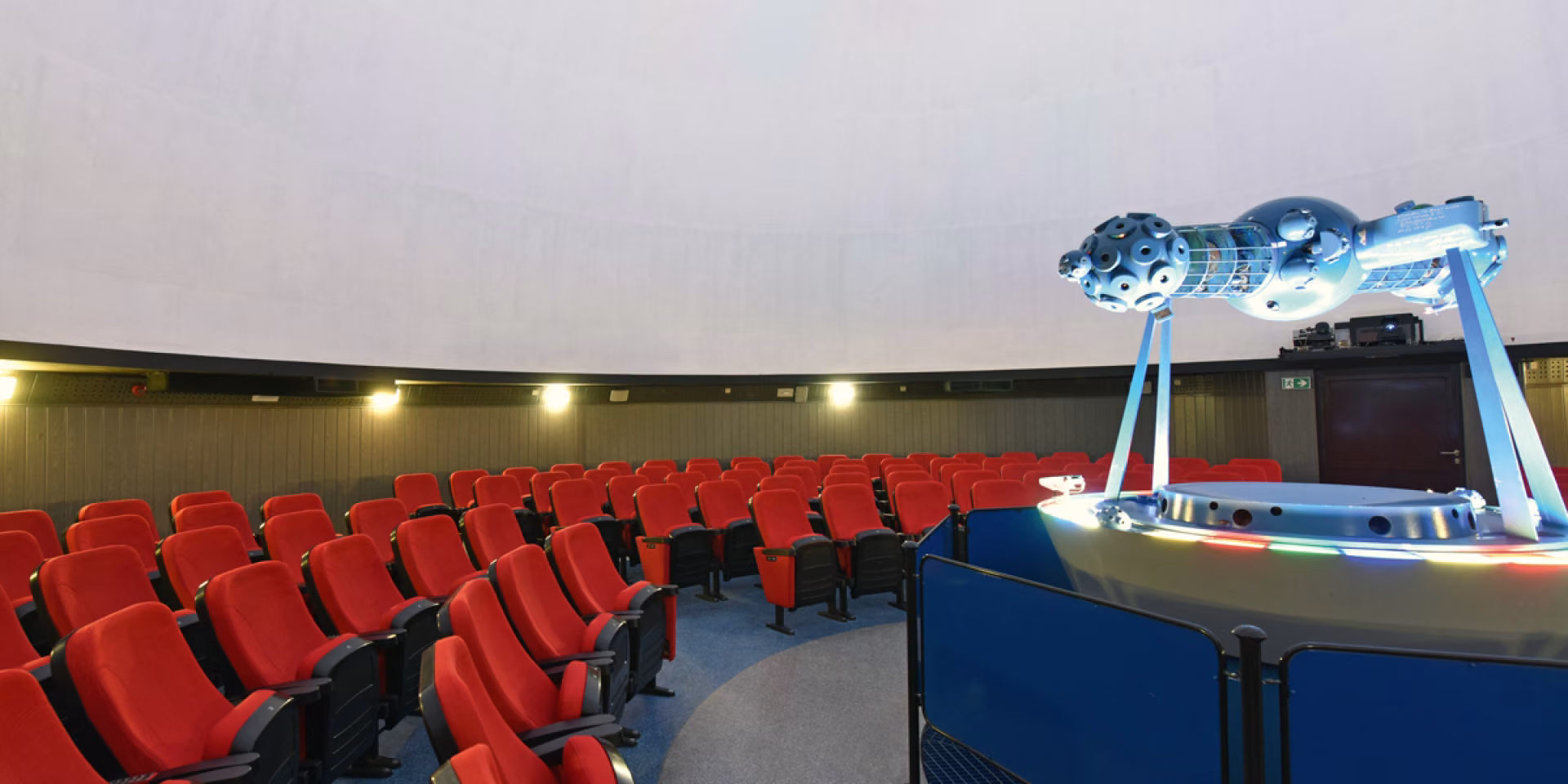 Planetarium-sufit-Tikkurila-Anti-Reflex-white