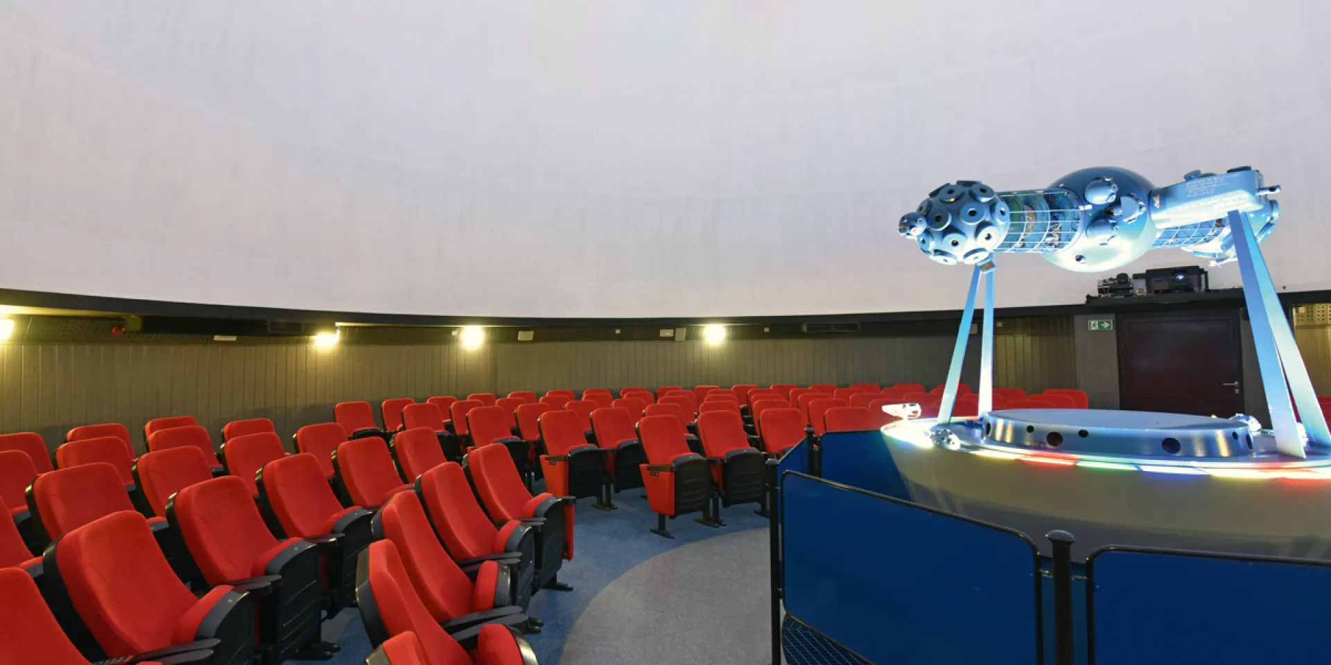 Planetarium-sufit-Tikkurila-Anti-Reflex-white