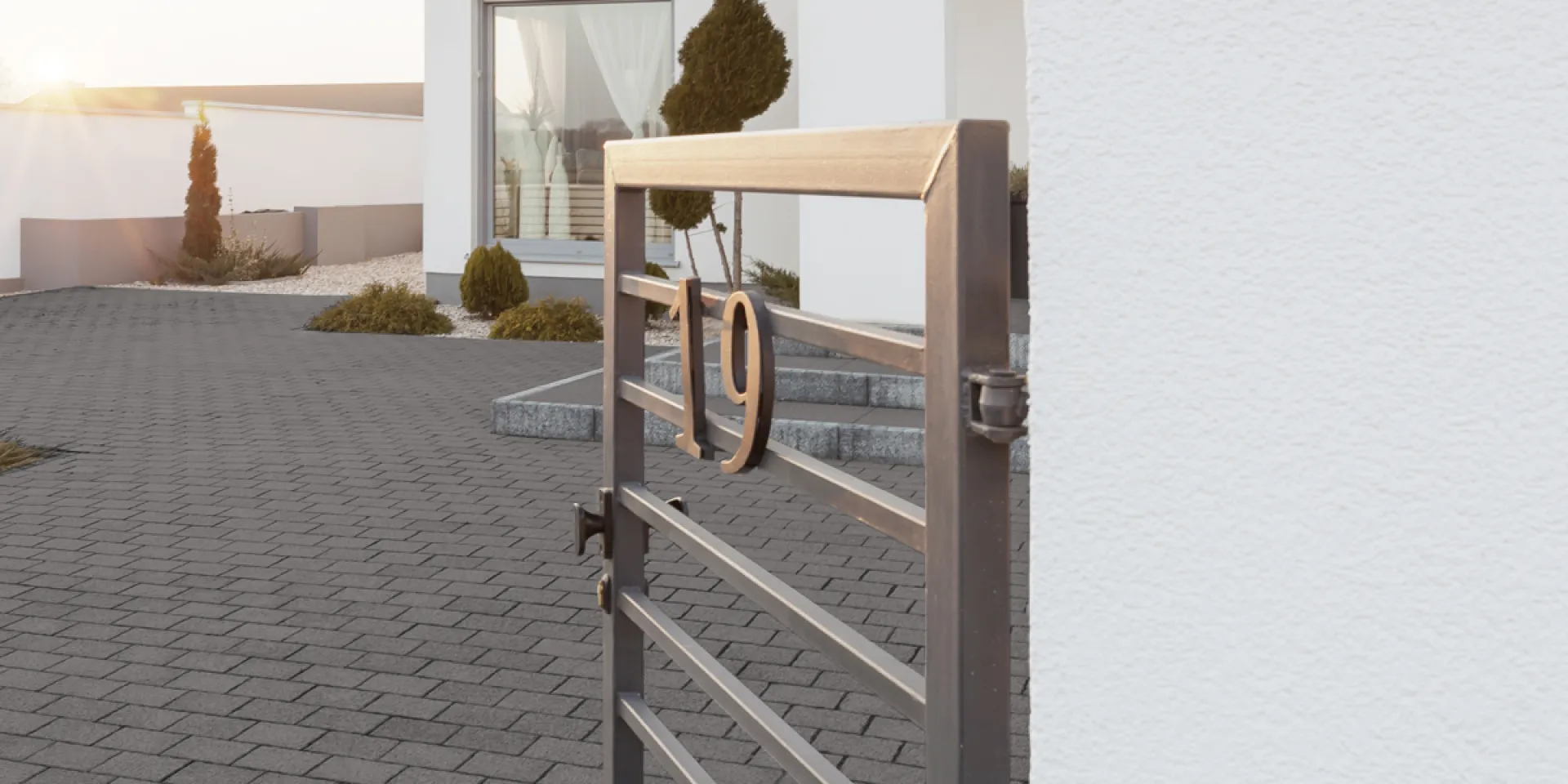 Farby do metalu pomogą w zabezpieczeniu i dekoracji bram i ogrodzeń wokół domu