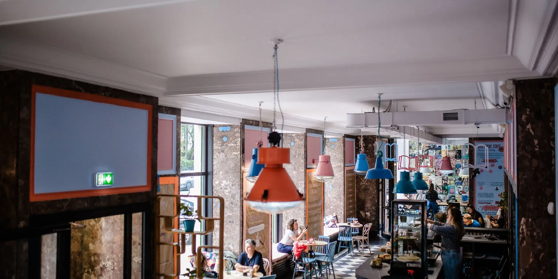 Księgarnia i kawiarnia BIG BOOK CAFE pomalowana farbami Tikkurila