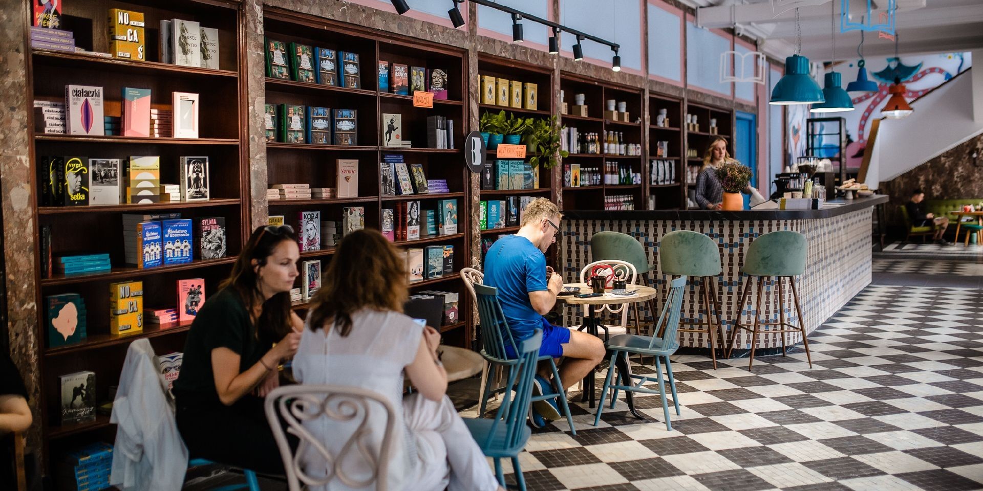 Księgarnia i kawiarnia BIG BOOK CAFE pomalowana farbami Tikkurila