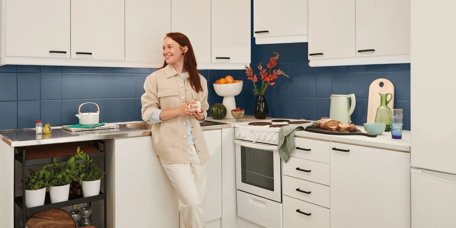 kuchnia z pomalowanymi kafelkami farbą do płytek Tikkurila Luja Ceramic Tiles