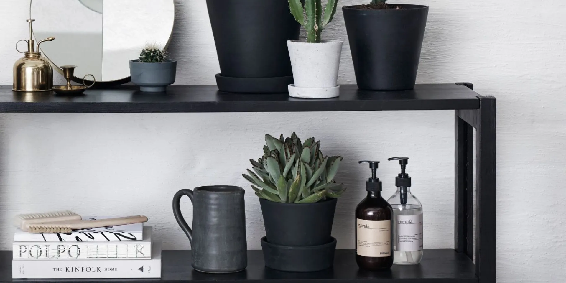 Malowanie mebli z wykorzystaniem czarnej farby