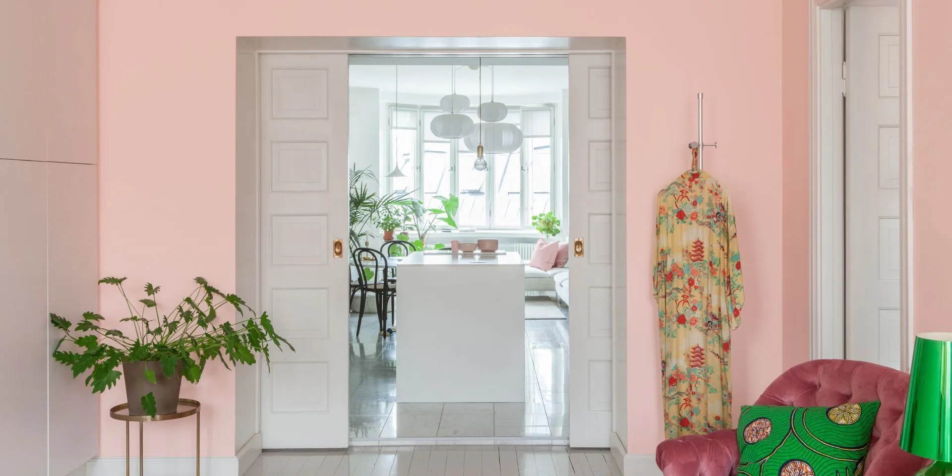 Intensywne kolory ścian w salonie