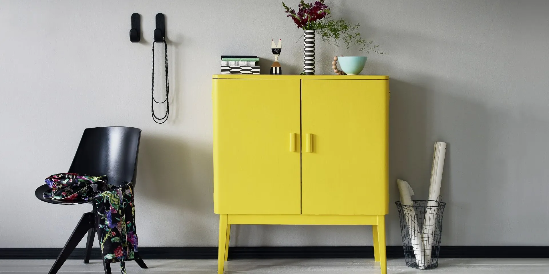 Malowanie mebli - szafka w żółtym kolorze