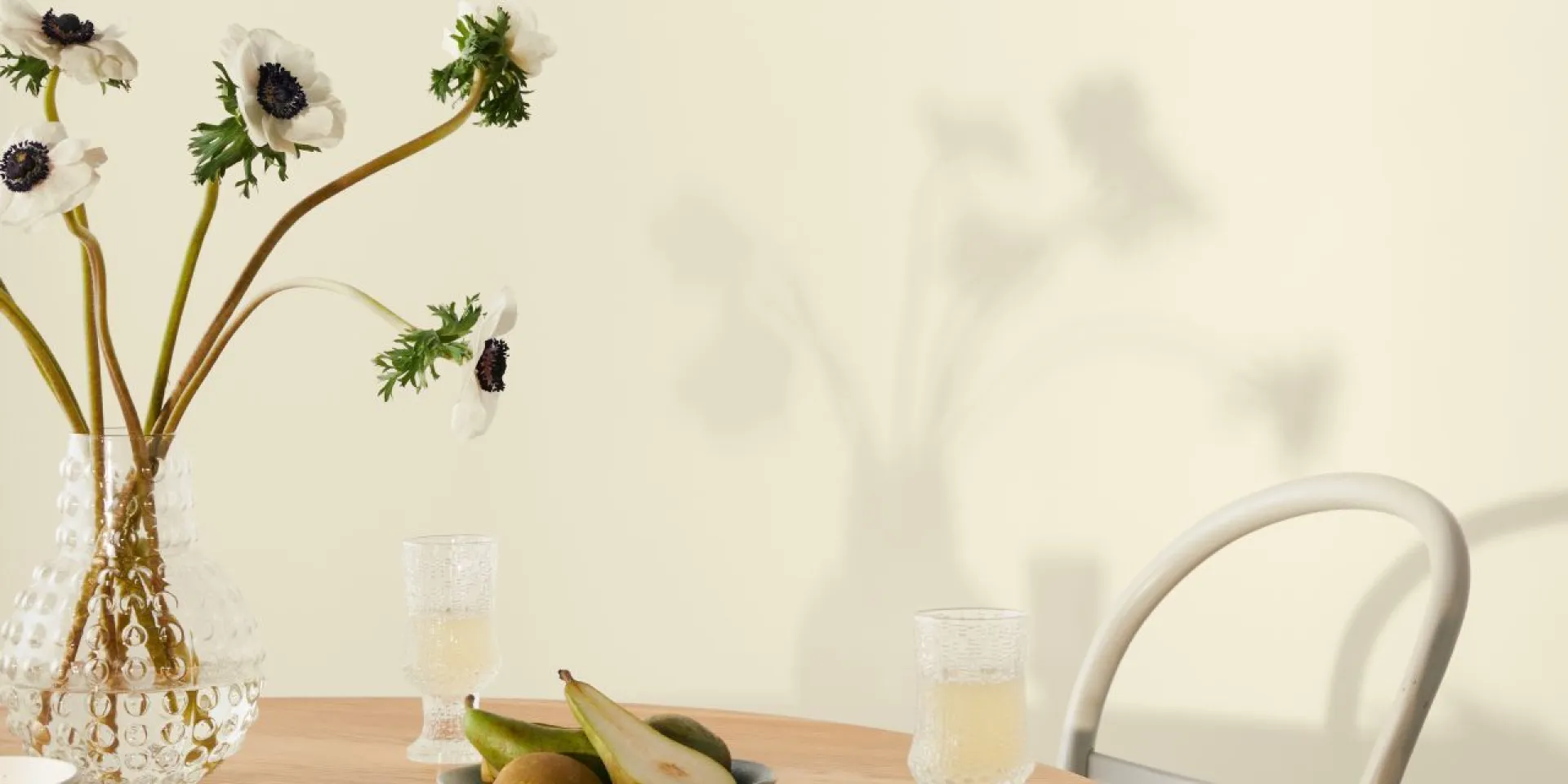 jasnożółta ściana