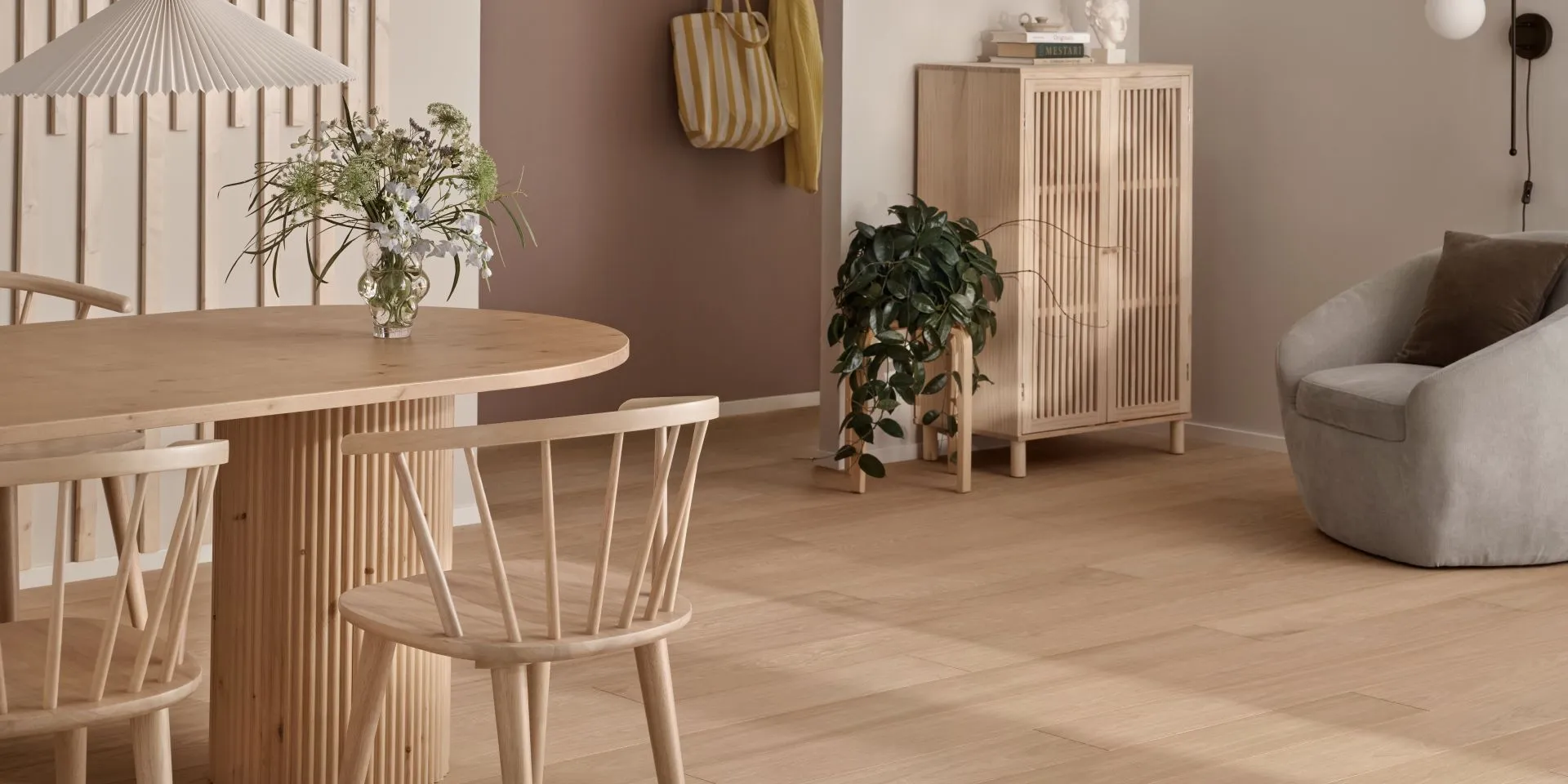 jak lakierować drewnianą podłogę