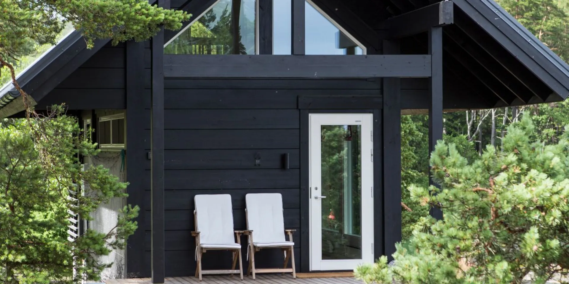 Drewniana elewacja malowana farbą Tikkurila w ciemnym kolorze 