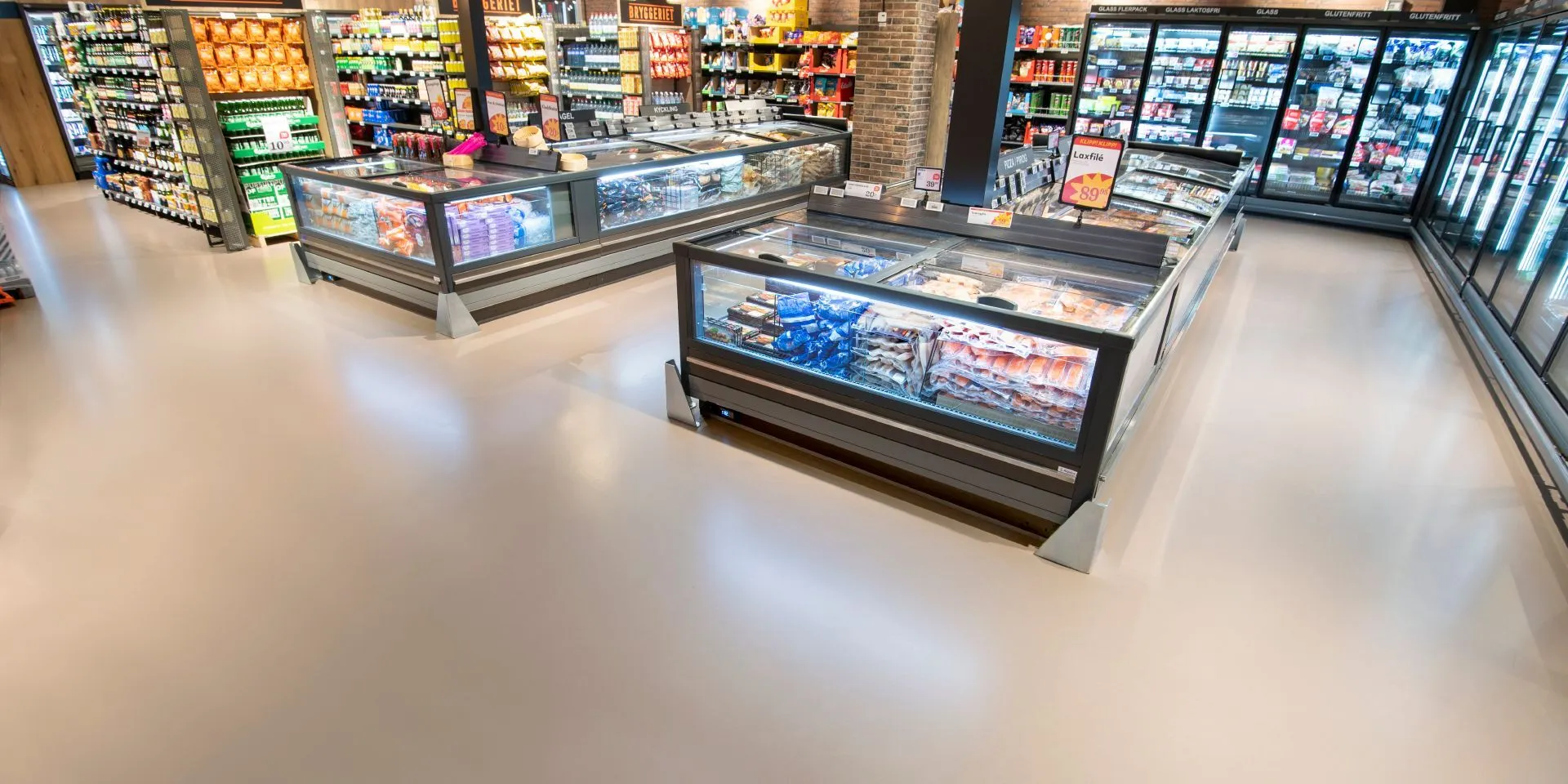 Rozwiązania podłogowe w zgodzie ze środowiskiem naturalnym w Hemköp Sickla Galleria podkreślają radość z posiłków