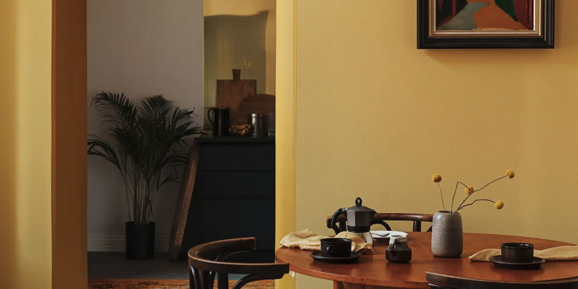 żółty na ścianie