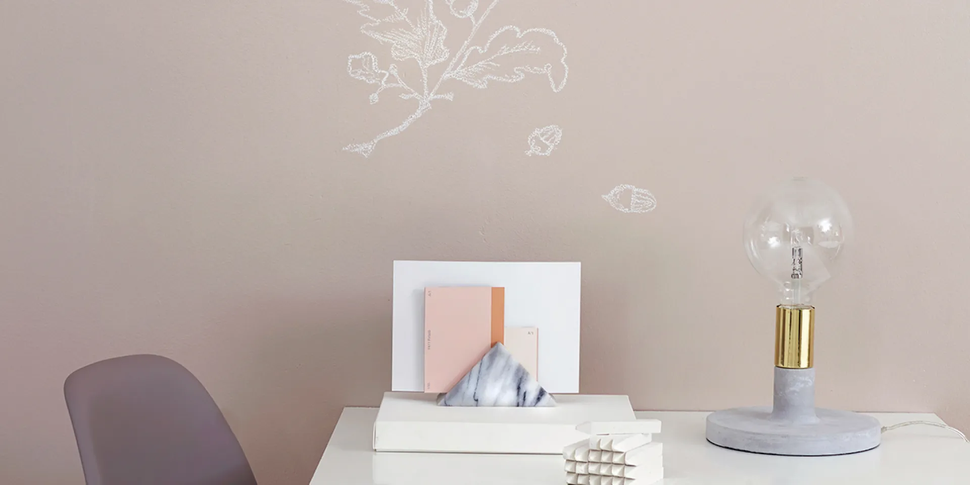 Farby tablicowe w towarzystwie jasnej aranżacji w sypialni