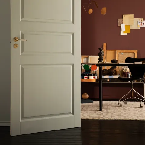 Odważne kompozycje kolorystyczne również mogą tworzyć ciepłą i przyjemną atmosferę.