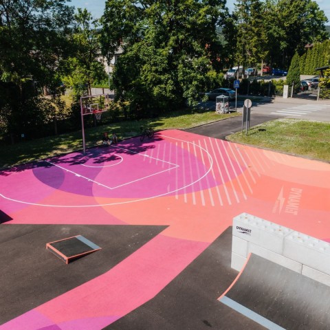 Odnowiony skatepark Cēsis przyciąga młodych ludzi swoją różowo-fioletową kolorystyką