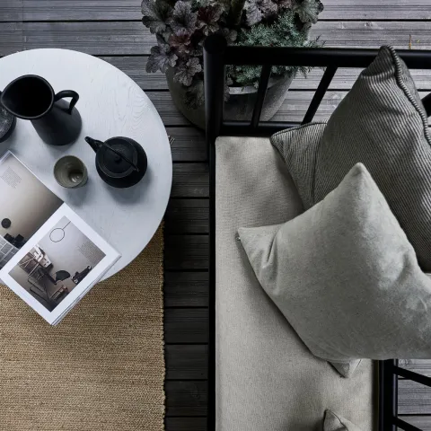 Pomysł na aranżację tarasu w wykorzystaniem oleju do drewna w ciemnym kolorze