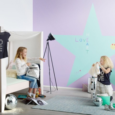 Nowoczesny pokój dziewczynki ze wzorem gwiazdy wykonanym farbą tablicową Tikkurila Liitu