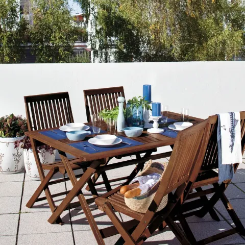 Malowanie mebli w ogrodzie - ciemny brąz