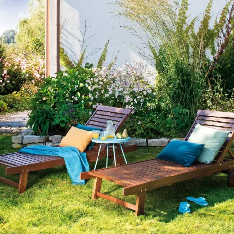 Drewniane leżaki pomalowane lakierobejcą do mebli ogrodowych Tikkurila Valtti Plus Complete