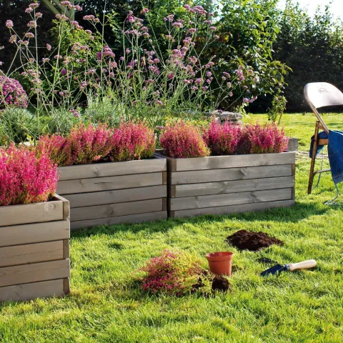 drewniane skrzynie w ogrodzie