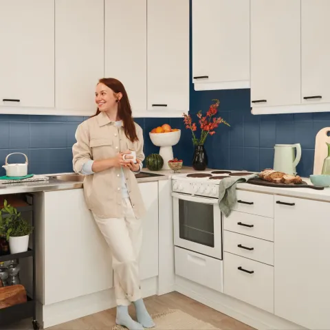 kuchnia z kafelkami pomalowanymi farbą do płytek Tikkurila Luja Ceramic Tiles