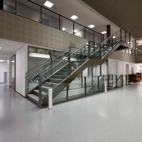 Rozwiązania wykończeniowe do posadzek w budynkach publicznych i komercyjnych