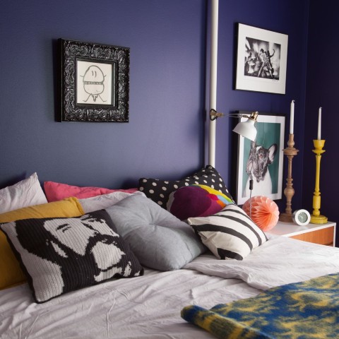 Malowanie sypialni w atramentowym odcieniu niebieskiego