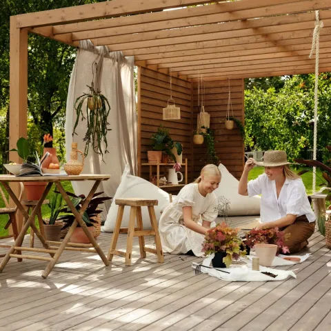 otoczona zielenią pergola w jasnym kolorze 