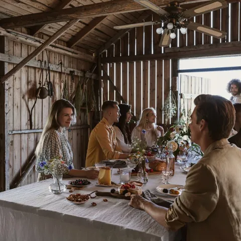 Tikkurila-Jaki-kolor-ma-Twoja-historia-spotkanie-przy-stole