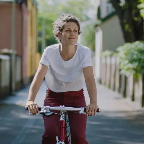 Tikkurila-jaki-kolor-ma-Twoja-historia-kobieta-na-rowerze