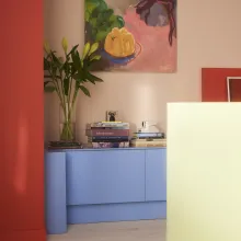 Trendy w aranżacji wnętrz 2026: odważne kolory i kontrasty.
