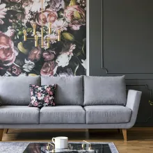 Salon w tonacjach Tikkurila Deco Grey ze ścianą dekoracyjną
